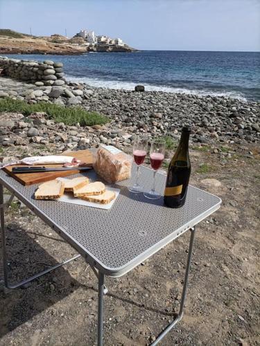 a picnic table with two glasses of wine and bread at w DiscoveryCanarias II in San Miguel de Abona