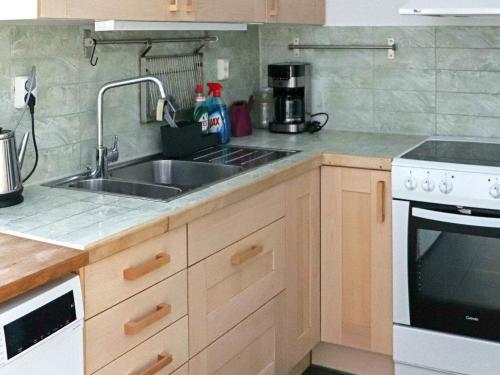 Η κουζίνα ή μικρή κουζίνα στο 4 person holiday home in Halmstad-By Traum