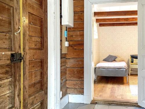 Una puerta que conduce a un dormitorio con una cama en una habitación en Holiday home VALDEMARSVIK VIII en Valdemarsvik