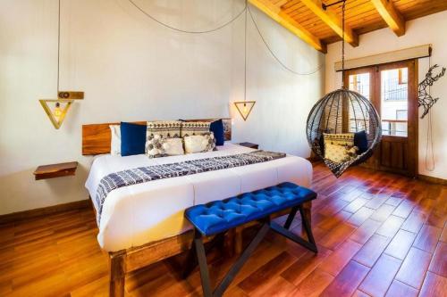 ein Schlafzimmer mit einem großen Bett und einer Schaukel in der Unterkunft Hotel Kali in Tapalpa