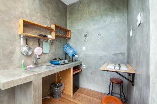uma pequena cozinha com um lavatório e um balcão em The Backyard Villas em Tabanan