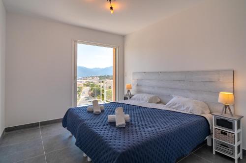 1 dormitorio con cama grande y ventana grande en Casa campa lumba en Propriano