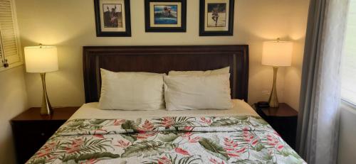 - un lit dans une chambre d'hôtel avec 2 lampes dans l'établissement Kihei Kai Nani Resort, à Kihei