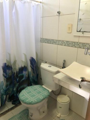 uma casa de banho com um WC branco e um lavatório. em Paraíso dos Oliveira em São José da Coroa Grande