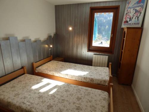 a bedroom with two beds and a window at Appartement Le Grand-Bornand, 3 pièces, 5 personnes - FR-1-458-174 in Le Grand-Bornand