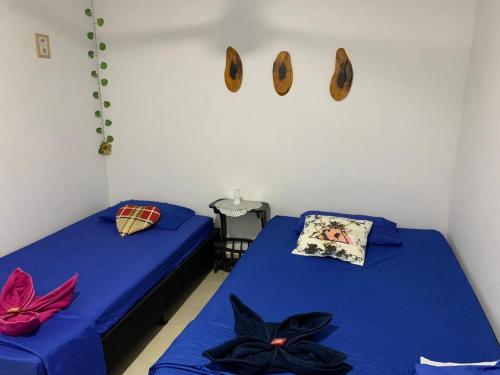 duas camas sentadas uma ao lado da outra num quarto em Apartamento la esmeralda! em Puerto Triunfo