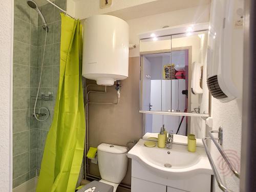 uma casa de banho com um WC, um lavatório e um chuveiro em Studio Lamalou-les-Bains, 1 pièce, 2 personnes - FR-1-451-197 em Lamalou-les-Bains
