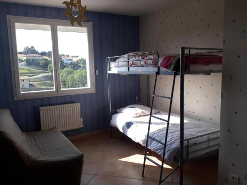 Divstāvu gulta vai divstāvu gultas numurā naktsmītnē Gîte Saint-Romain-en-Jarez, 3 pièces, 4 personnes - FR-1-496-295