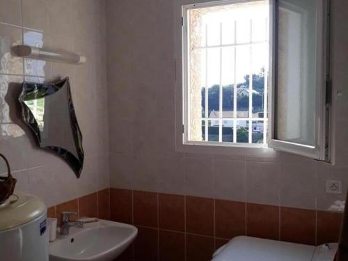baño con lavabo, espejo y ventana en Gîte Saint-Romain-en-Jarez, 3 pièces, 4 personnes - FR-1-496-295, en Saint-Romain-en-Jarez