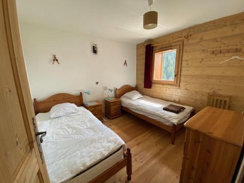 une chambre avec deux lits et une table dans l'établissement Appartement avec Terrasse, Jardin et Piscine Chauffée à Crest-Voland - 6 Pers. - FR-1-733-136, à Crest-Voland