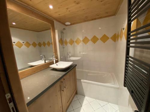 La salle de bains est pourvue de 2 lavabos, d'une baignoire et d'une chambre. dans l'établissement Appartement avec Terrasse, Jardin et Piscine Chauffée à Crest-Voland - 6 Pers. - FR-1-733-136, à Crest-Voland