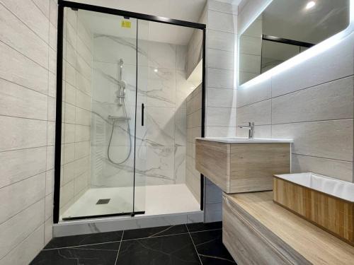 y baño con ducha y lavamanos. en Maison Le Château-d'Oléron, 3 pièces, 6 personnes - FR-1-246A-262, en Le Château-dʼOléron