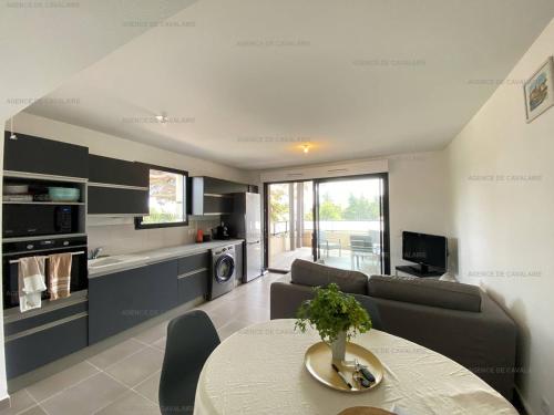 un salon avec un canapé et une table dans l'établissement Beau T3 tout confort à 200m de la plage avec clim, terrasse et garage, Cavalaire-sur-Mer - FR-1-100-314, à Cavalaire-sur-Mer