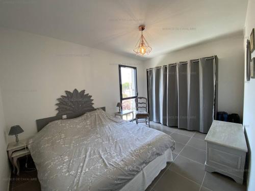 une chambre avec un lit, une table et une fenêtre dans l'établissement Beau T3 tout confort à 200m de la plage avec clim, terrasse et garage, Cavalaire-sur-Mer - FR-1-100-314, à Cavalaire-sur-Mer