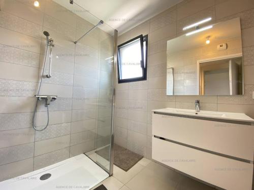 une salle de bain avec douche et lavabo dans l'établissement Beau T3 tout confort à 200m de la plage avec clim, terrasse et garage, Cavalaire-sur-Mer - FR-1-100-314, à Cavalaire-sur-Mer