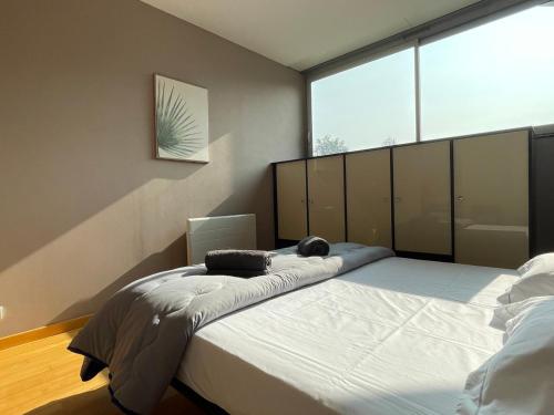ein Schlafzimmer mit einem großen Bett und einem großen Fenster in der Unterkunft Appartement Aix-les-Bains, 5 pièces, 6 personnes - FR-1-555-91 in Aix-les-Bains