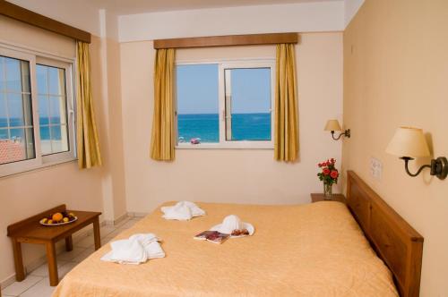Giường trong phòng chung tại Galeana Mare Hotel Apartments by Gasparakis