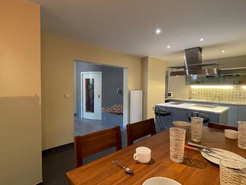 une cuisine et une salle à manger avec une table en bois dans l'établissement Appartement T3 proche du lac avec terrasse, jardin, et stationnements privés - Aix-les-Bains - FR-1-555-91, à Aix-les-Bains