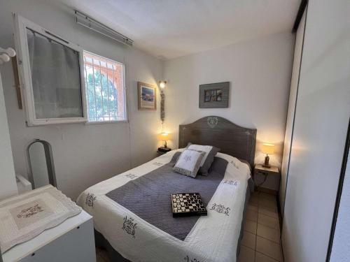 une petite chambre avec deux lits et une fenêtre dans l'établissement Appartement avec piscine, tennis, proche plage - 4 personnes - Saint Aygulf - FR-1-226A-161, à Fréjus