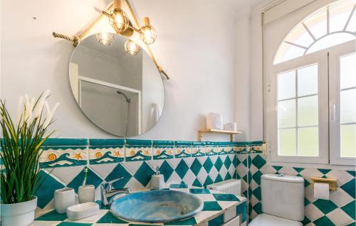 La salle de bains est pourvue d'un lavabo et d'un miroir. dans l'établissement Amazing Home In Baena With Wifi, à Baena