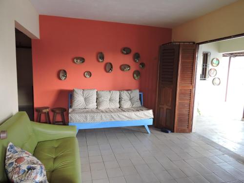 een woonkamer met een bed en een bank bij Casabella in Lucena