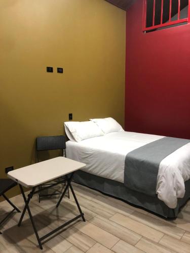 Postel nebo postele na pokoji v ubytování Hotel Hospedaje Alto Lechuza Zarcero