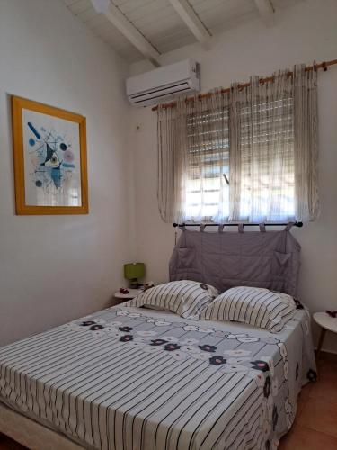 ル・ゴジエにあるIguanaのベッドルーム1室(青と白の掛け布団付きのベッド1台付)