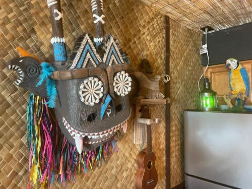 een muur met een gitaar en een houten instrument bij The Kondo Tiki in Tampa