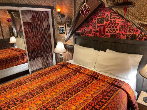 1 dormitorio con 1 cama con pared roja en The Kondo Tiki en Tampa