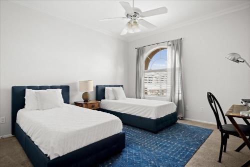 מיטה או מיטות בחדר ב-Scottsdale Escape - Pool, Spa, Firepit, & Pool Table
