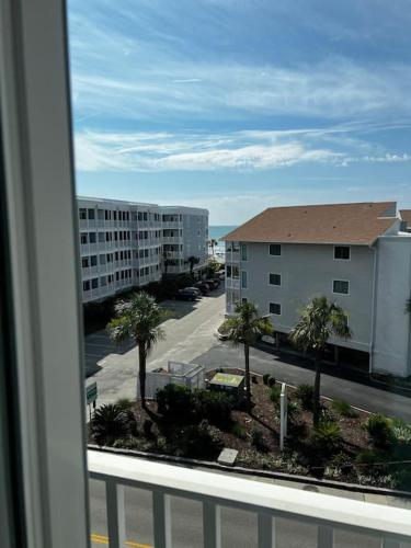 una ventana con vistas a una calle con palmeras en Diamond on the Shore en Myrtle Beach