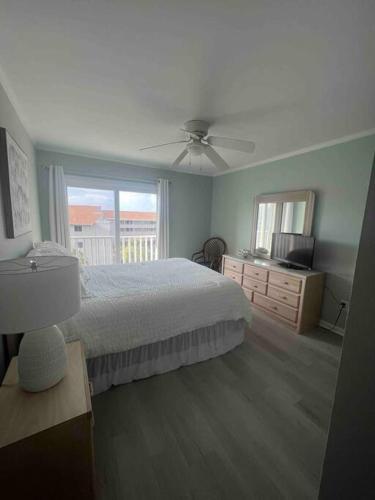 - une chambre avec un lit et un ventilateur de plafond dans l'établissement Diamond on the Shore, à Myrtle Beach
