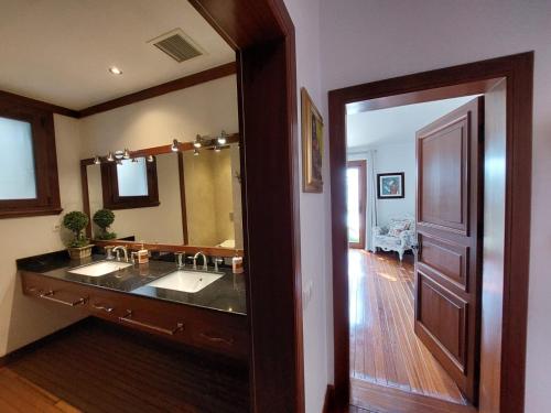 baño con 2 lavabos y espejo grande en Villa Castello, en Bodrum City
