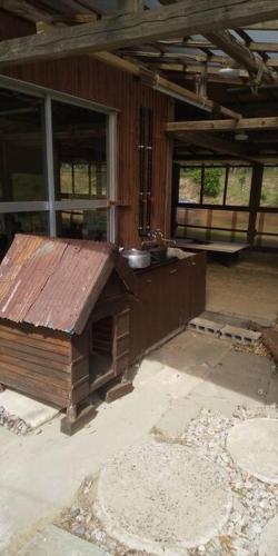 a kitchen in a building with a dog house at ちびっこ・わんこ・リゾート　Ｓａｒａｒｉ　（里楽里） in Tabuchi