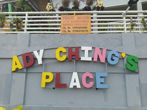 un signo de cambio de bebé en una pared en Ady ching's Place, 