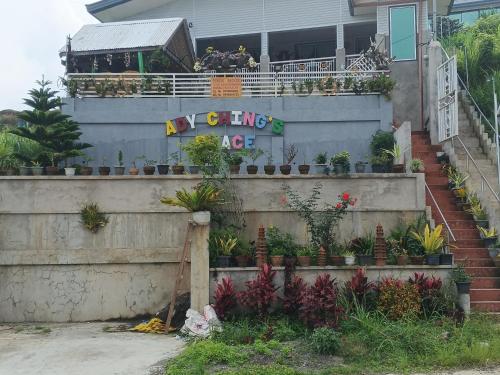 una casa con un montón de macetas en las escaleras en Ady ching's Place, 