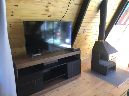 TV a/nebo společenská místnost v ubytování Chalé Mon Amour 3