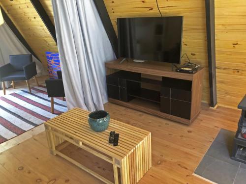 TV a/nebo společenská místnost v ubytování Chalé Mon Amour 3