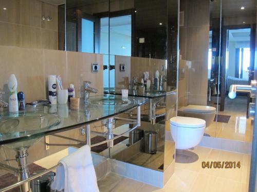 エステポナにあるBahia de la Plataのバスルーム(ガラスのカウンター、トイレ付)