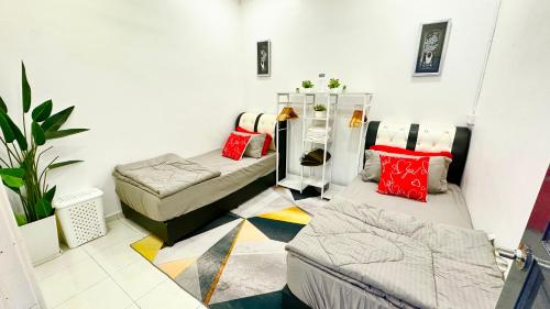 - un salon avec deux lits et un canapé dans l'établissement Landed Rayyan Homestay Gong Badak Kuala Nerus Free Wifi Full Aircond, à Kampong Pengkalan Maras