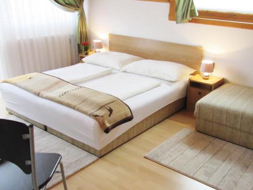 1 dormitorio con 1 cama, 1 mesa y 1 silla en Zsuzsa Panzió, en Balatonfüred