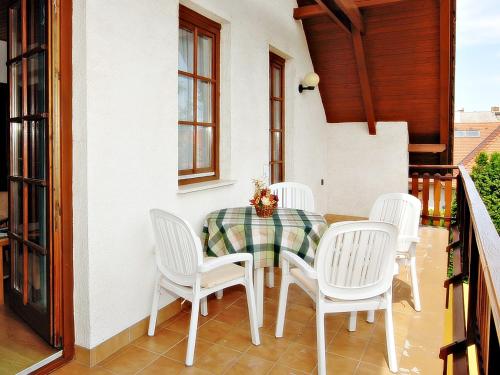 einen Tisch und Stühle auf dem Balkon eines Hauses in der Unterkunft Zsuzsa Panzió in Balatonfüred