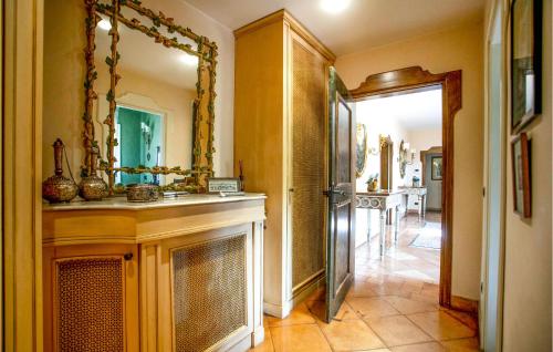 un soggiorno con camino e specchio di 7 Bedroom Nice Home In Polistena a Polistena