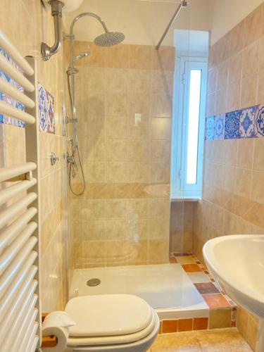 uma casa de banho com um chuveiro, um WC e um lavatório. em “Casa Amélie” em Grottaferrata