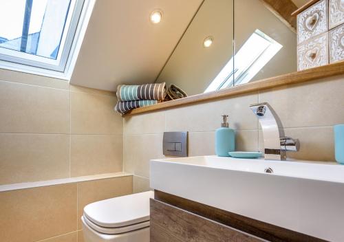 プスヘリにあるTy Nainのバスルーム(トイレ、洗面台、鏡付)