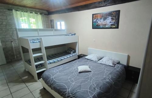 une chambre avec un lit superposé et une échelle dans l'établissement Maison au calme à la campagne dans le Quercy avec piscine et spa, à Bouloc