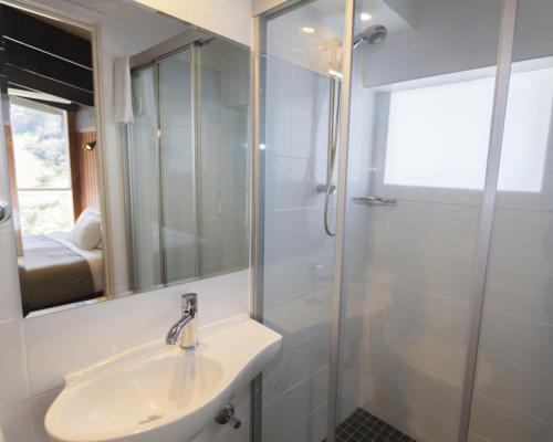 Et badeværelse på The Denman Hotel in Thredbo