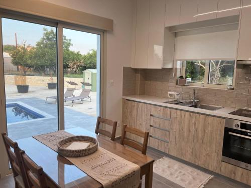 Η κουζίνα ή μικρή κουζίνα στο Walnut Cozy House