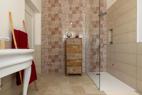 uma casa de banho com uma cabina de duche em vidro e um lavatório. em Al Piglio Maison de Charme Wine & Wellness Resort em Piglio