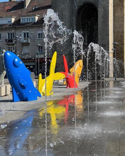 une fontaine au milieu d'une ville dans l'établissement Le logis de la Marina, à Calais